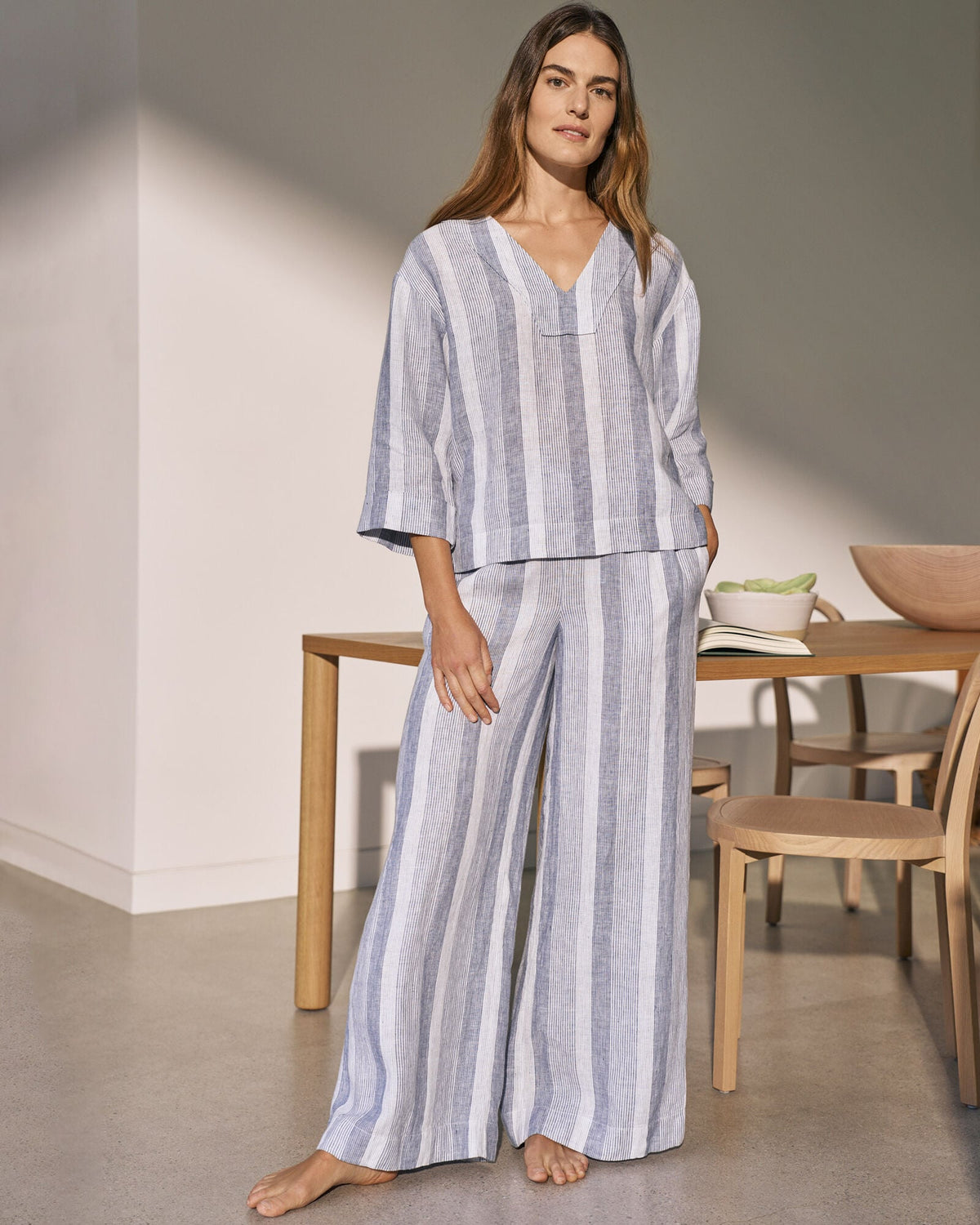 LINEN OMBRÉ STRIPE V-NECK TOP