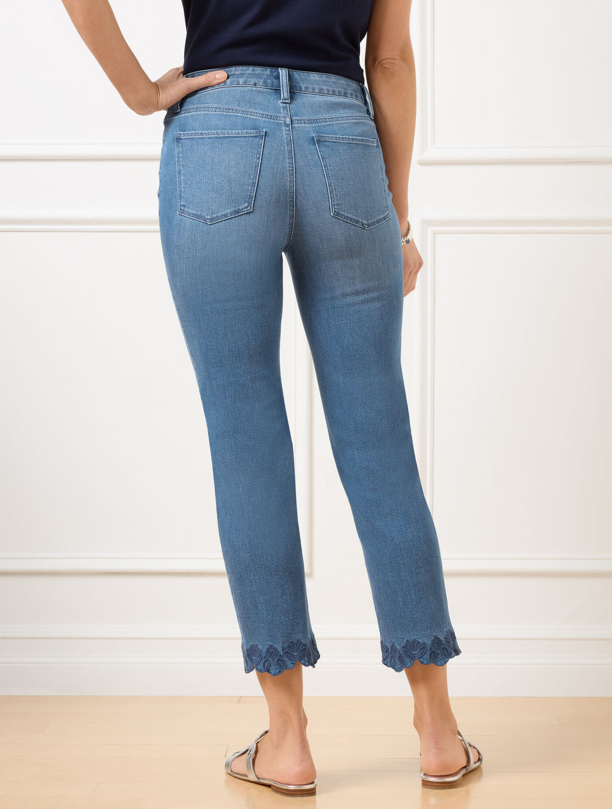 STRAIGHT CROP SCALLOP HEM JEANS - MARTINA WASH