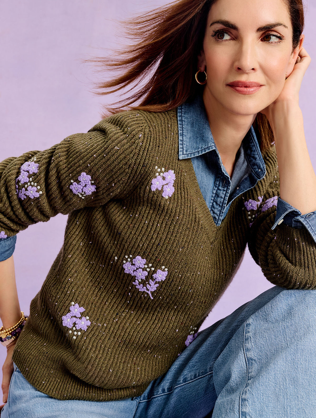 V-NECK SWEATER - TEXTURED FLOWER