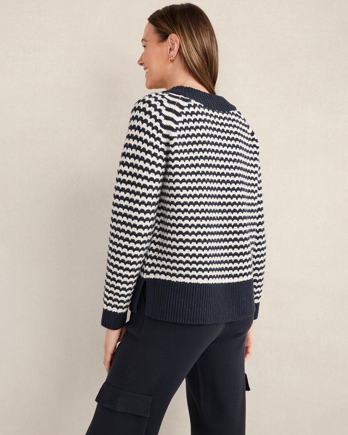 ORGANIC COTTON BLEND TWO-TONE V-NECK SWEATER