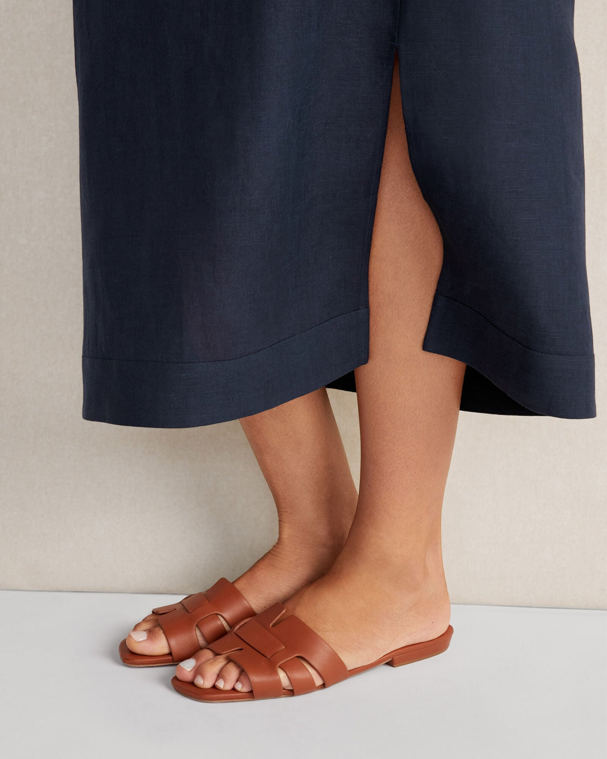 LEATHER THREADED CUT-OUT SLIDES