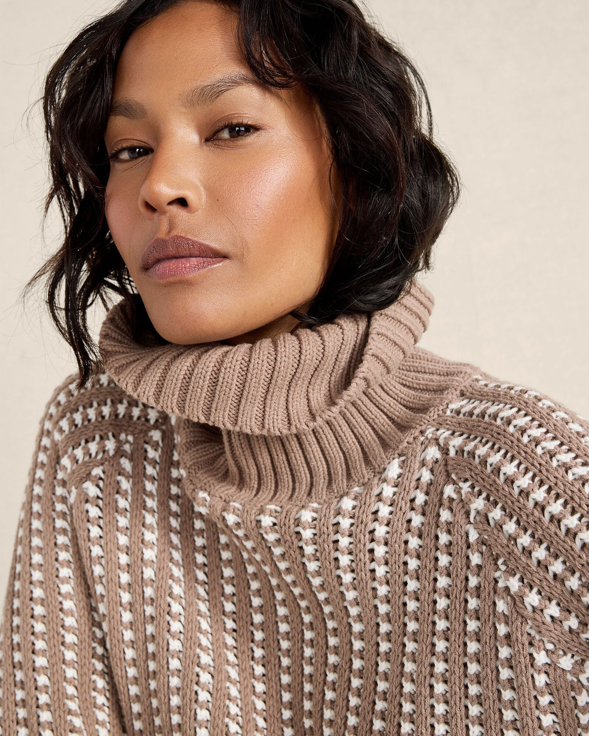 TEXTURE STITCH TURTLENECK