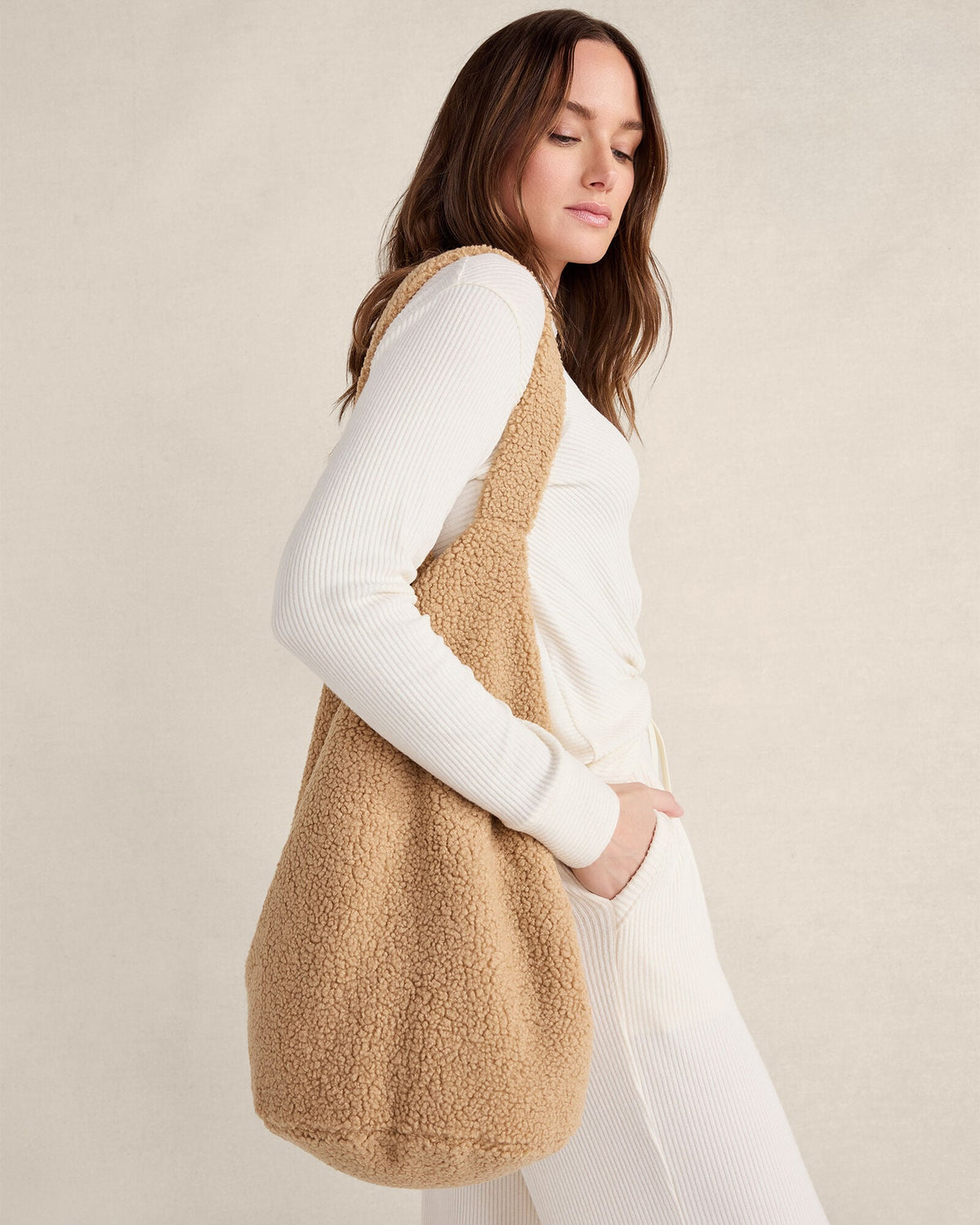 CURLY SHERPA BUCKET TOTE