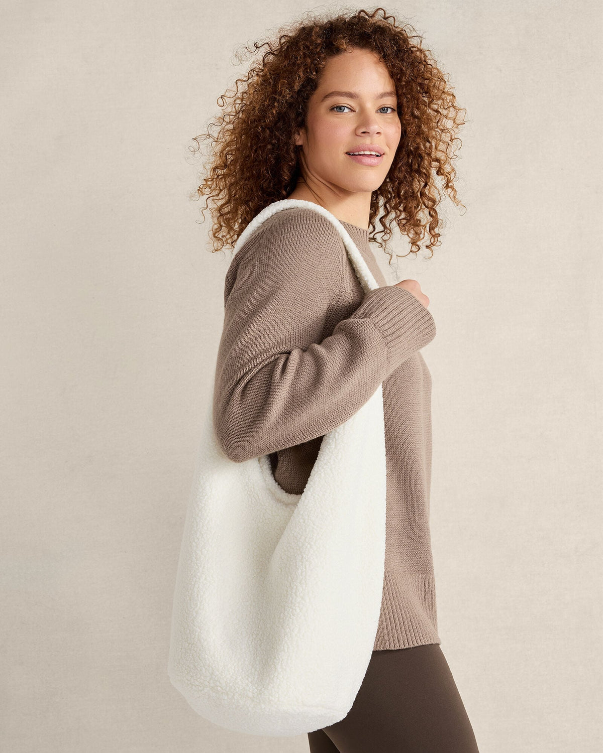 CURLY SHERPA BUCKET TOTE