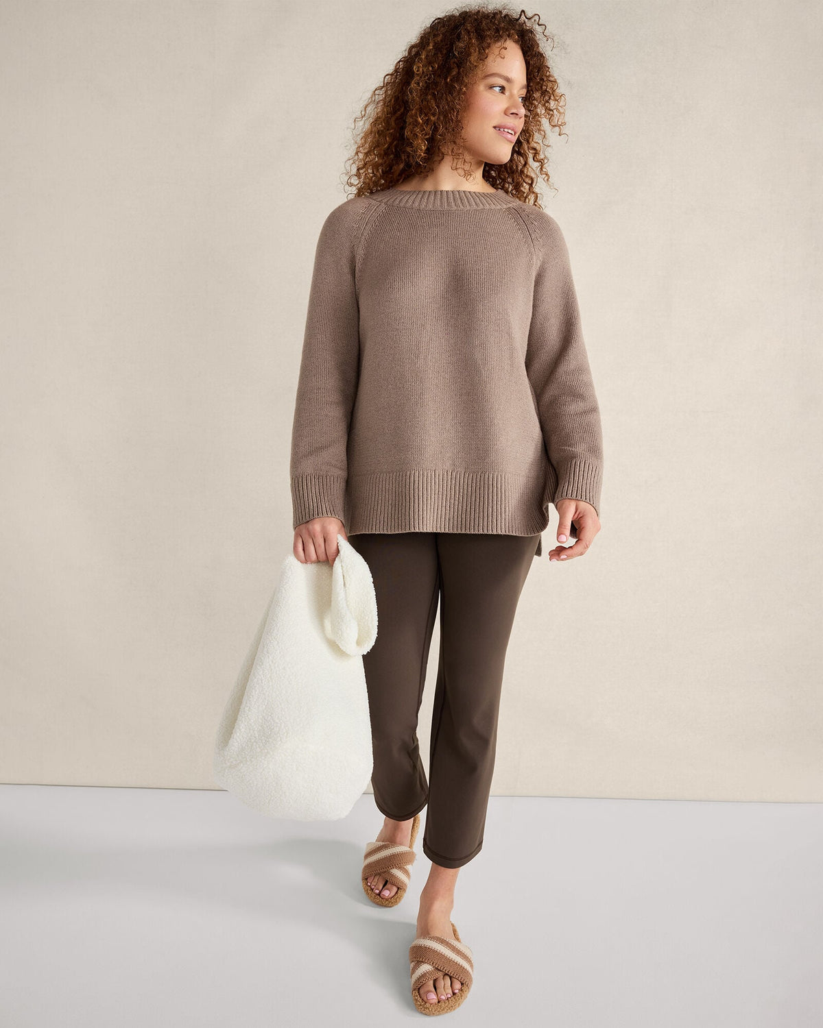 CURLY SHERPA BUCKET TOTE