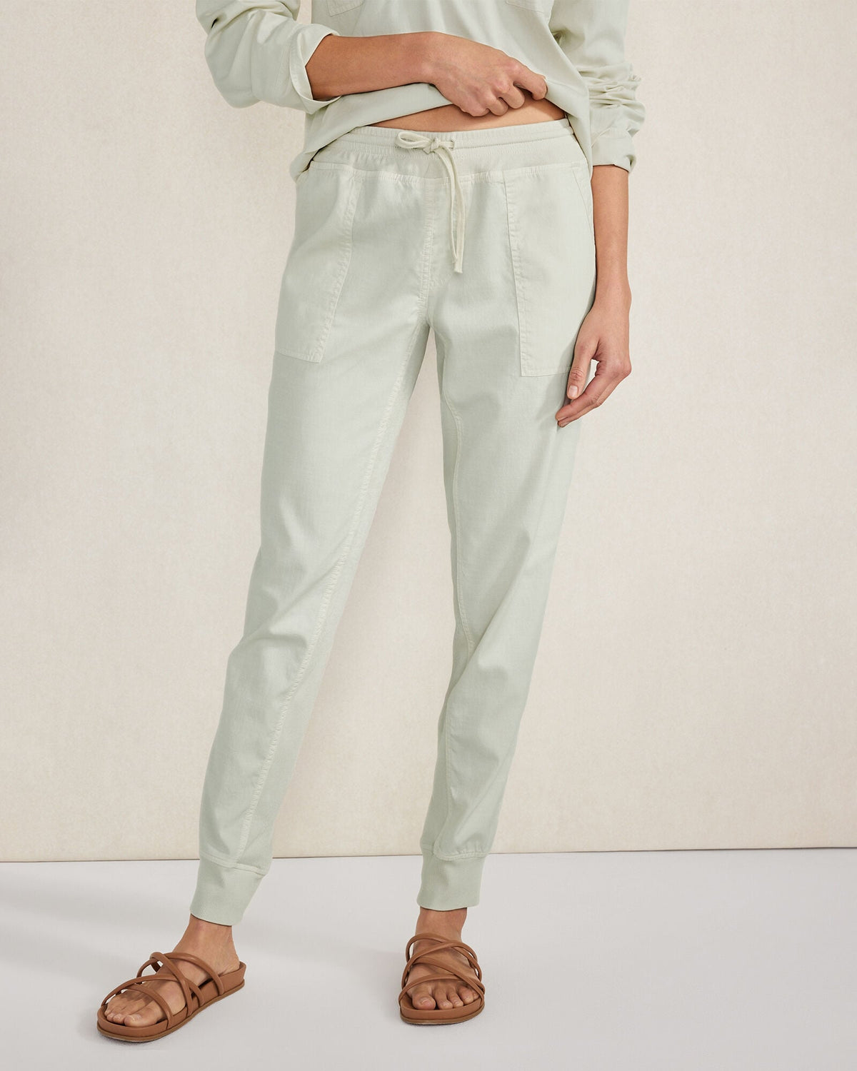 THE EFFORTLESS TWILL JOGGER