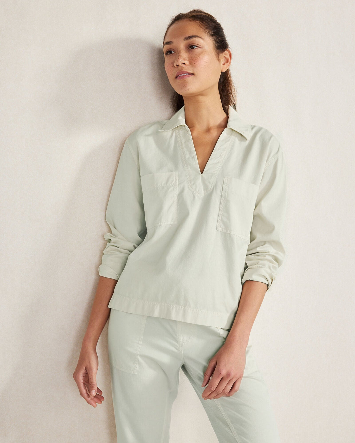 LIGHTWEIGHT TWILL COLLARED PULLOVER
