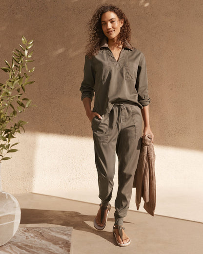 LIGHTWEIGHT TWILL COLLARED PULLOVER