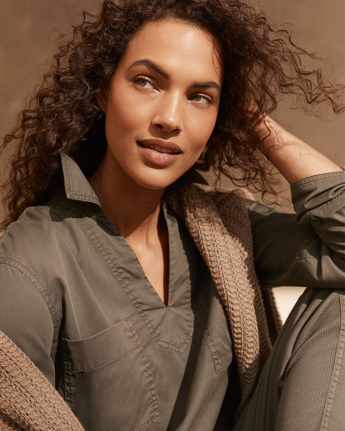 LIGHTWEIGHT TWILL COLLARED PULLOVER