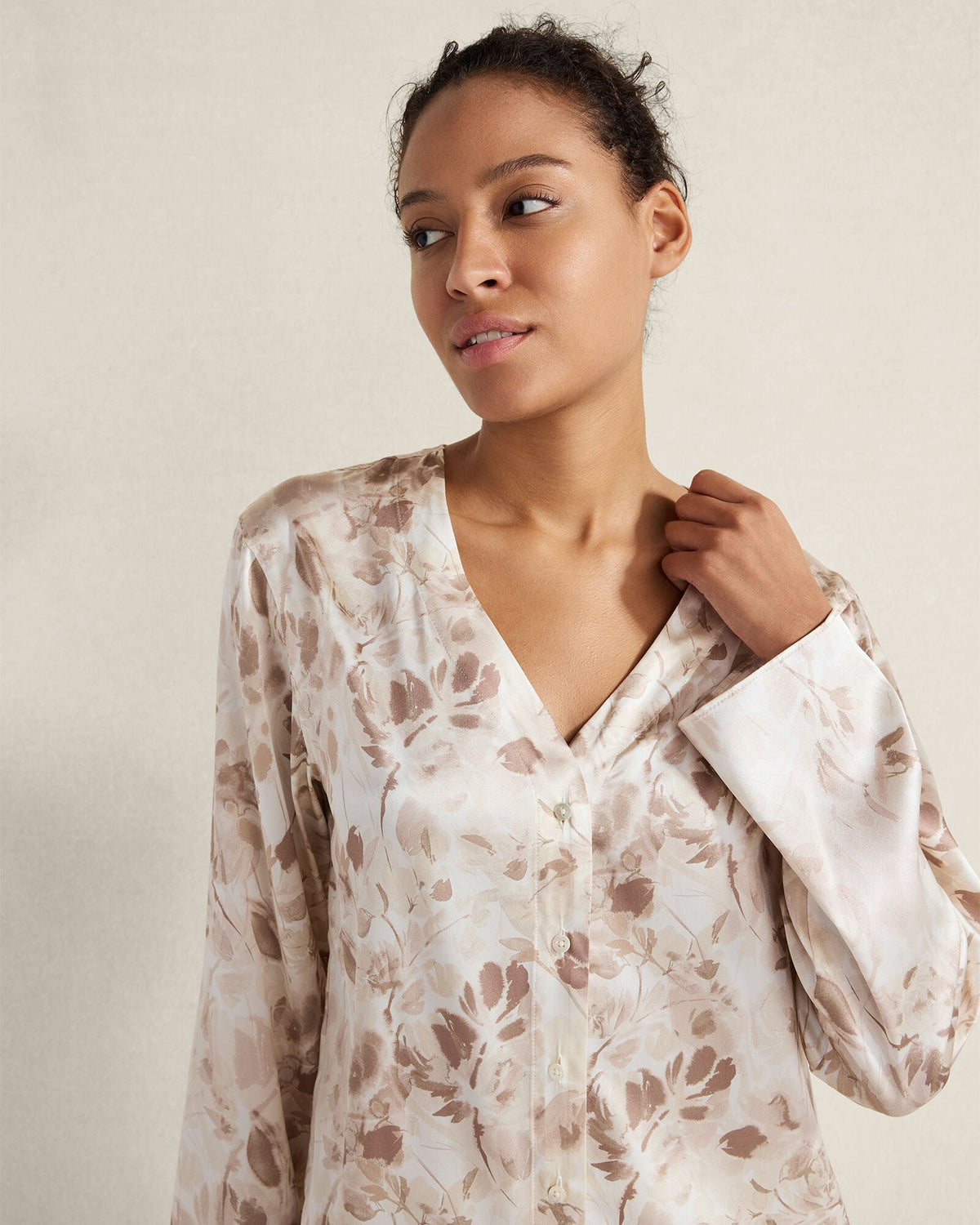 WASHABLE SILK V-NECK TRANQUIL FLORAL SLEEP TOP