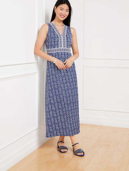 EFFORTLESS JERSEY MAXI DRESS - PRETTY MEDALLION