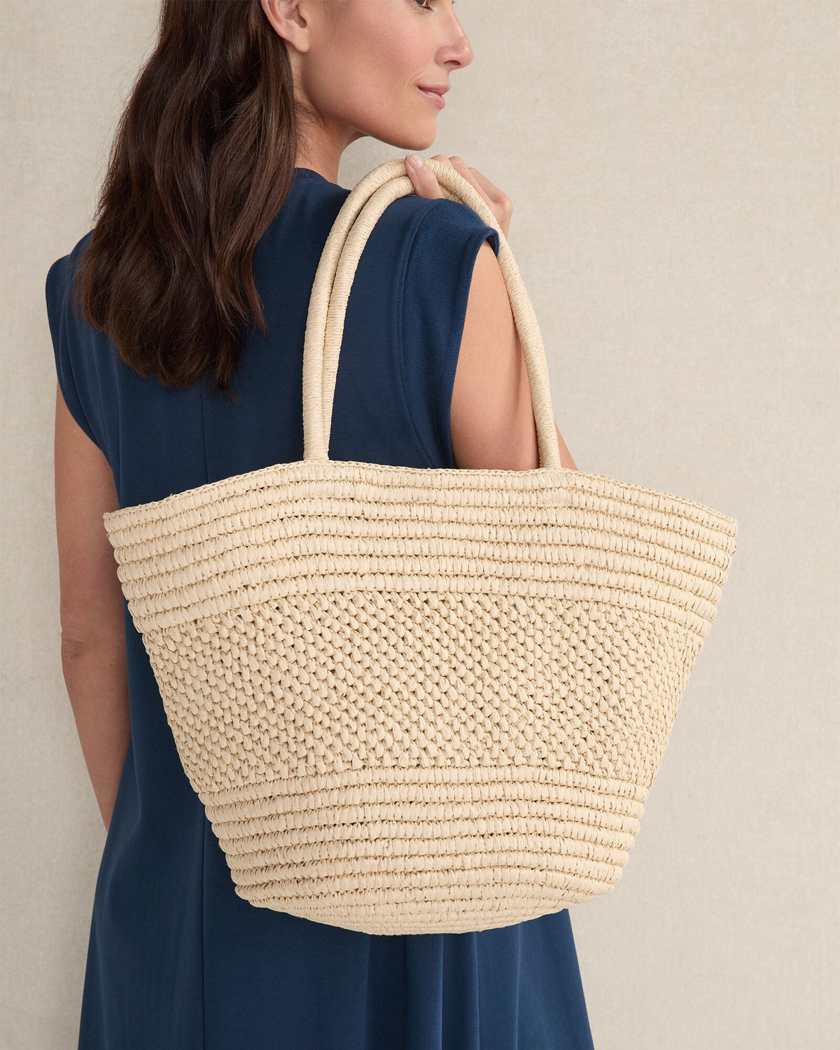 LARGE STRAW ROUNDED TOTE