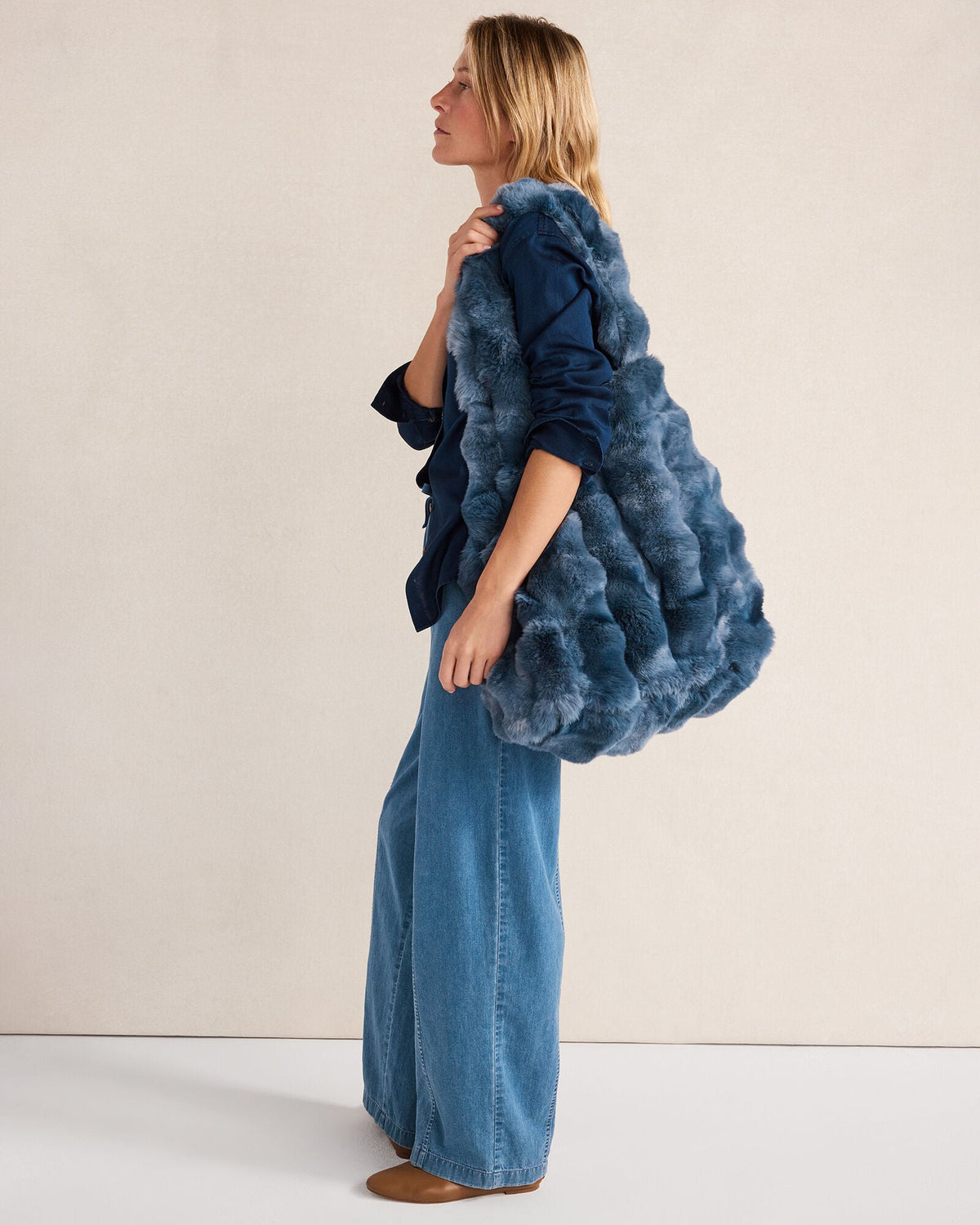 FAUX FUR THROW BLANKET AND TOTE