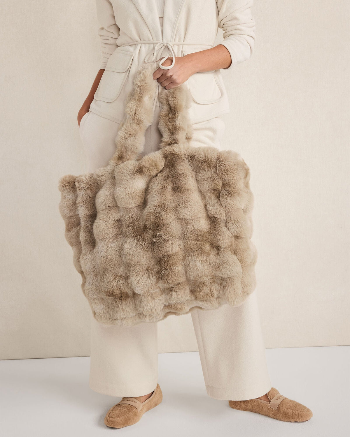 FAUX FUR THROW BLANKET AND TOTE