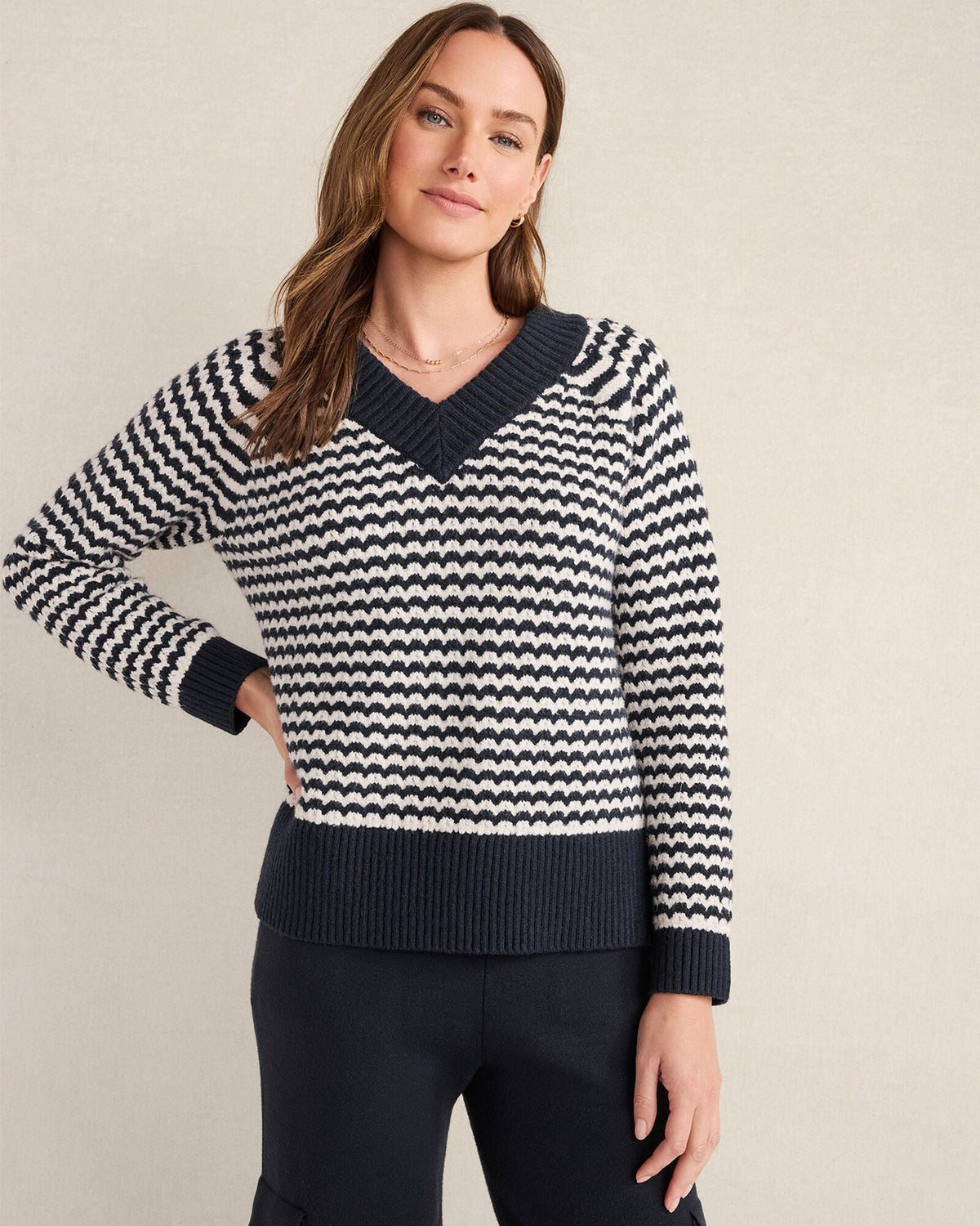 ORGANIC COTTON BLEND TWO-TONE V-NECK SWEATER
